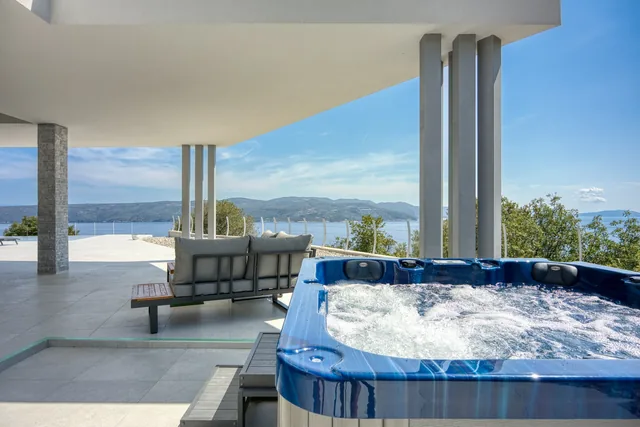 Hot tub on the covered terrace overlooking the sea