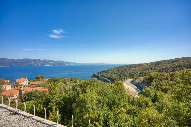 Sea, greenery and the road through Brestova