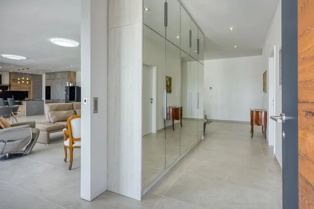 Entrance area with large glass surfaces