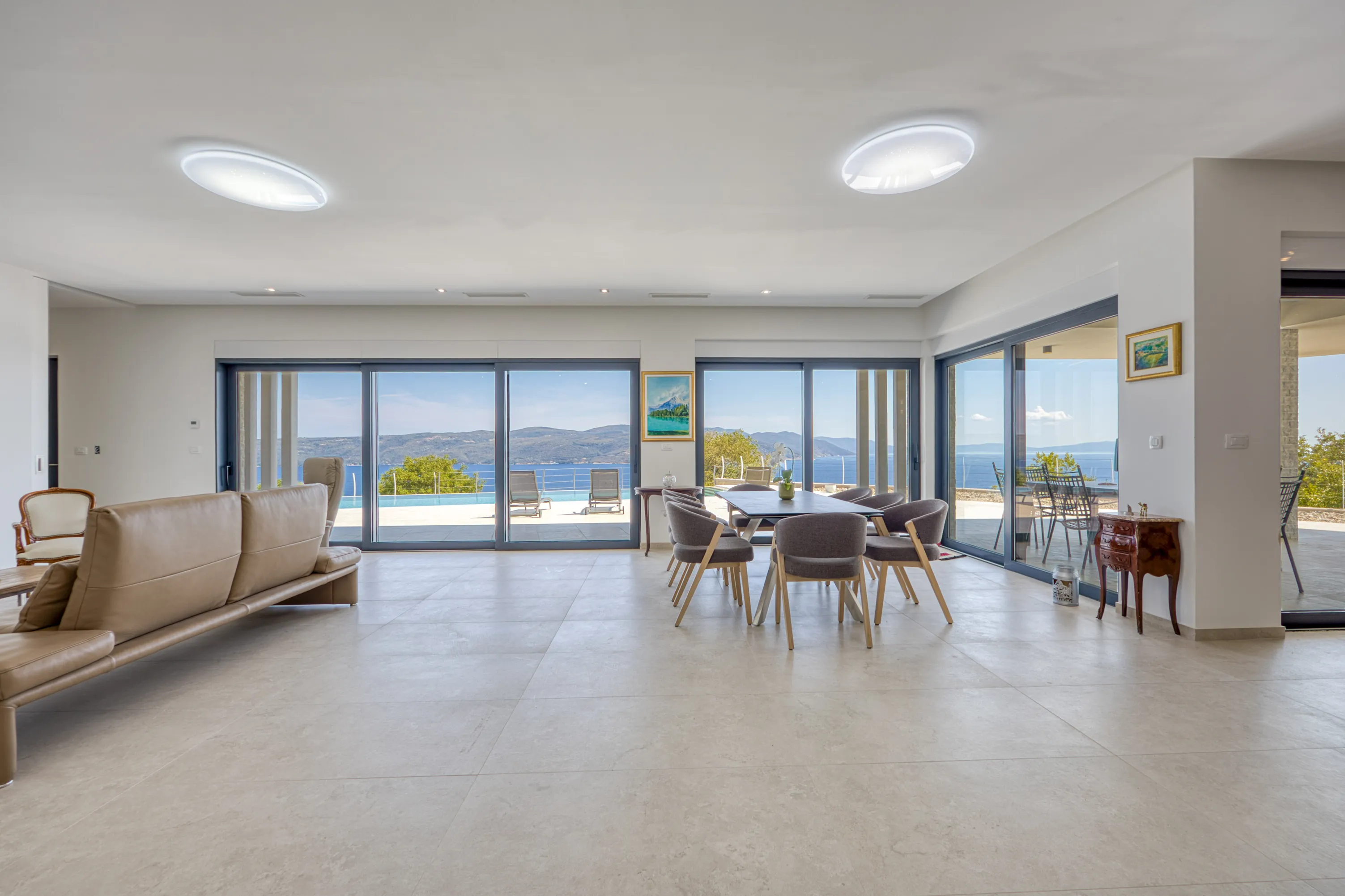 Bright living space opening onto the terrace and sea view